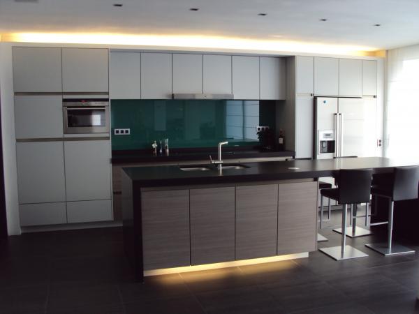 barek wolmostojący ,fronty MDF, klapy aluminiowe, aventos hf, szuflady tandembox z cichym domykiem, cokół aluminiopodobny, piekarnik i microfala zabudowane w słupku